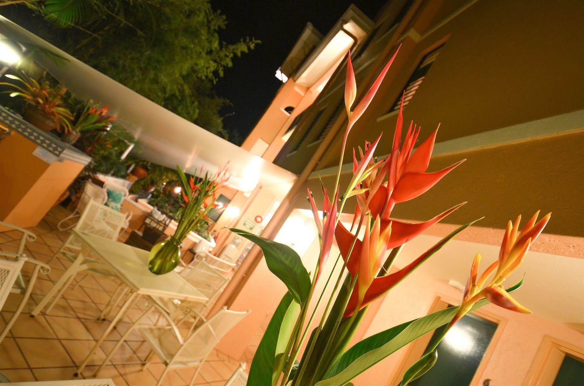 Aparthotel Martinique On Macrossan Port Douglas Exterior foto